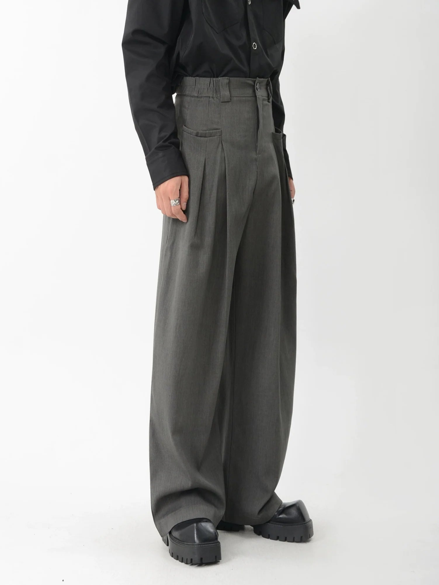 Wide-Leg Pleated Trousers with Fine Line Pocket Detail