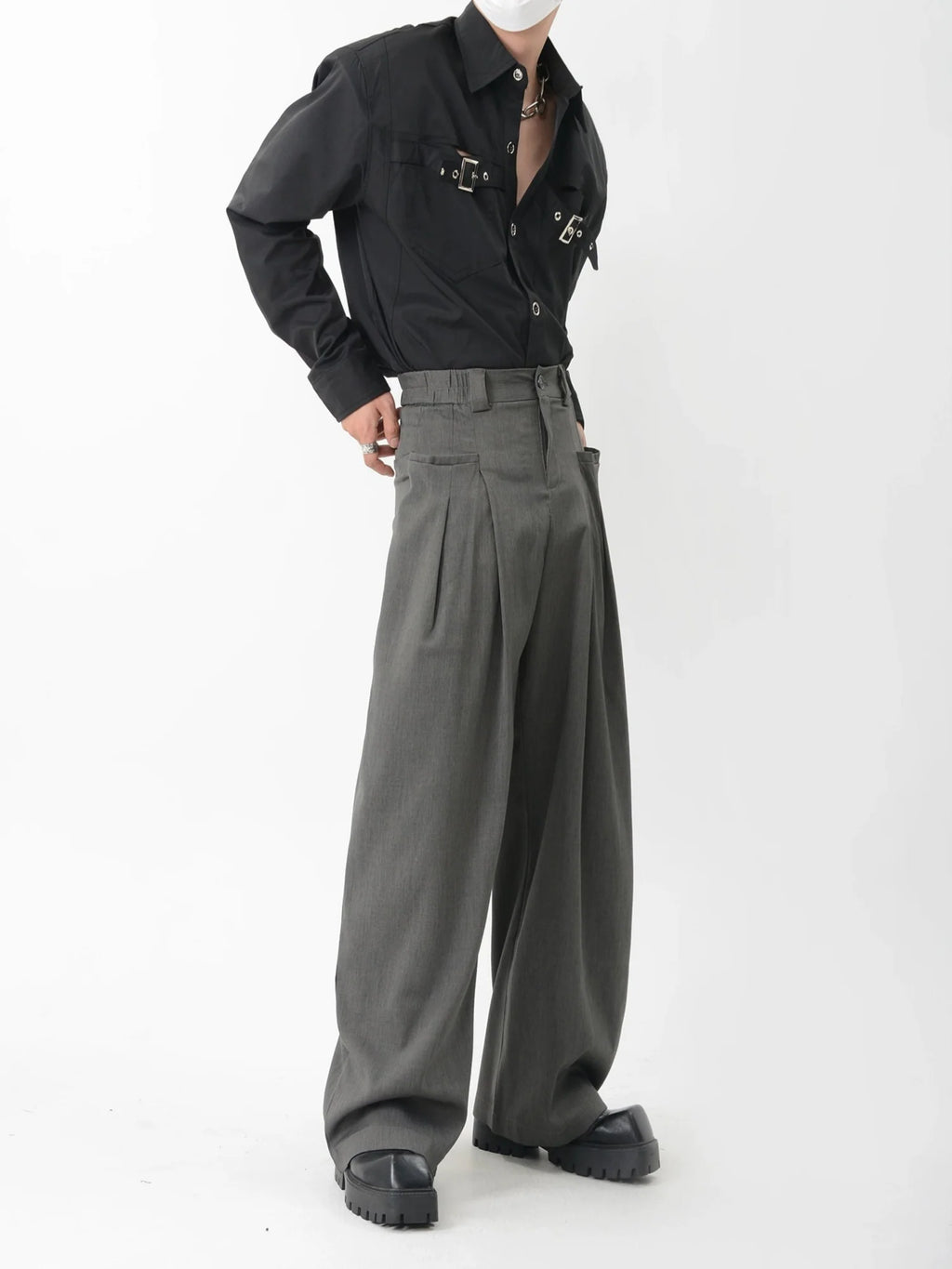 Wide-Leg Pleated Trousers with Fine Line Pocket Detail