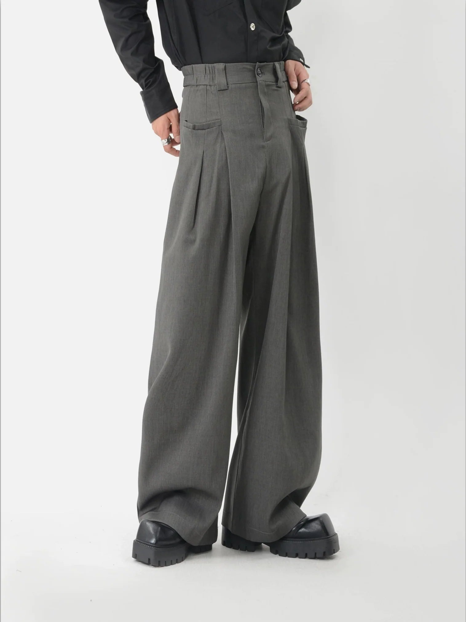 Wide-Leg Pleated Trousers with Fine Line Pocket Detail
