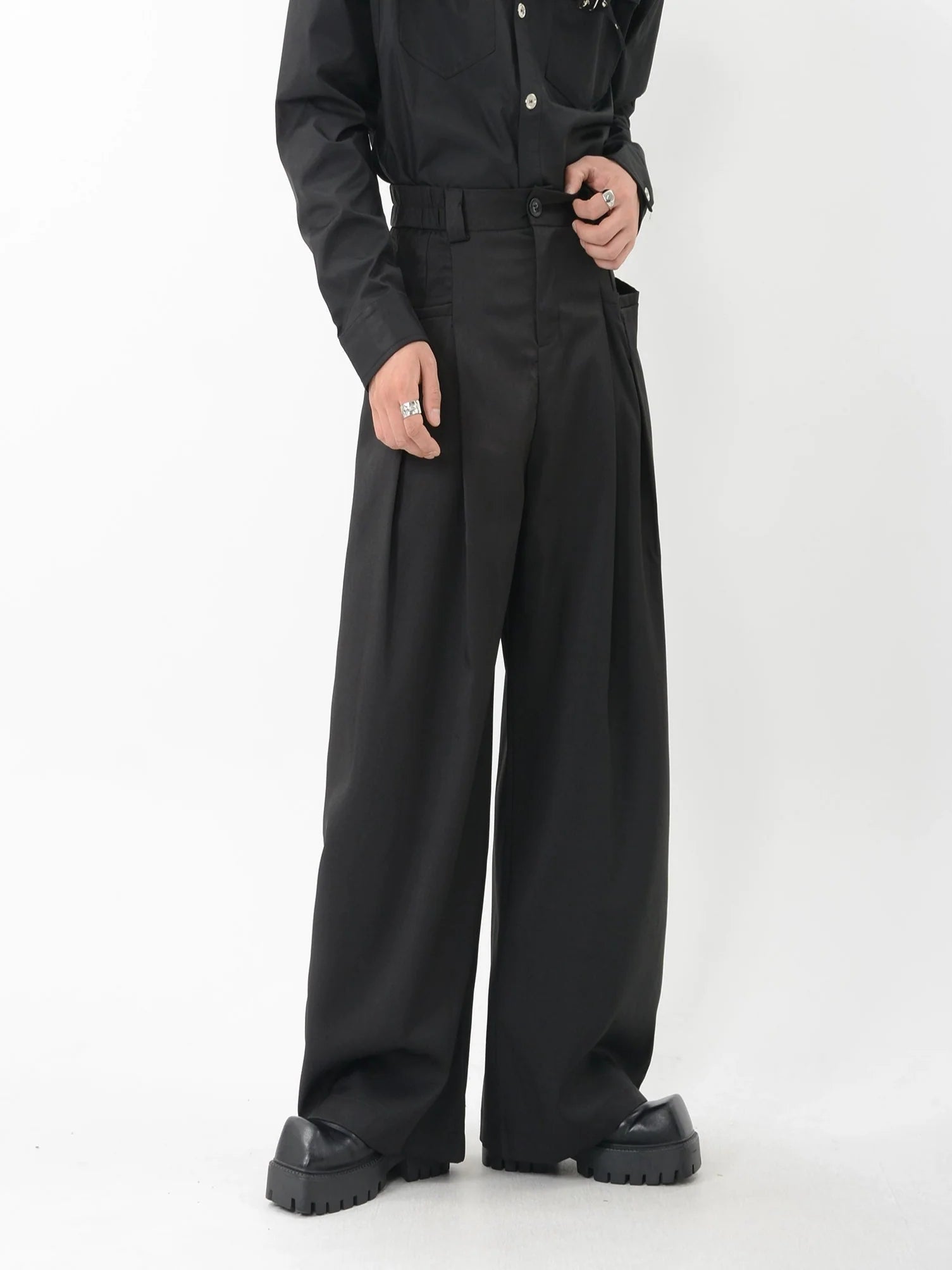 Wide-Leg Pleated Trousers with Fine Line Pocket Detail