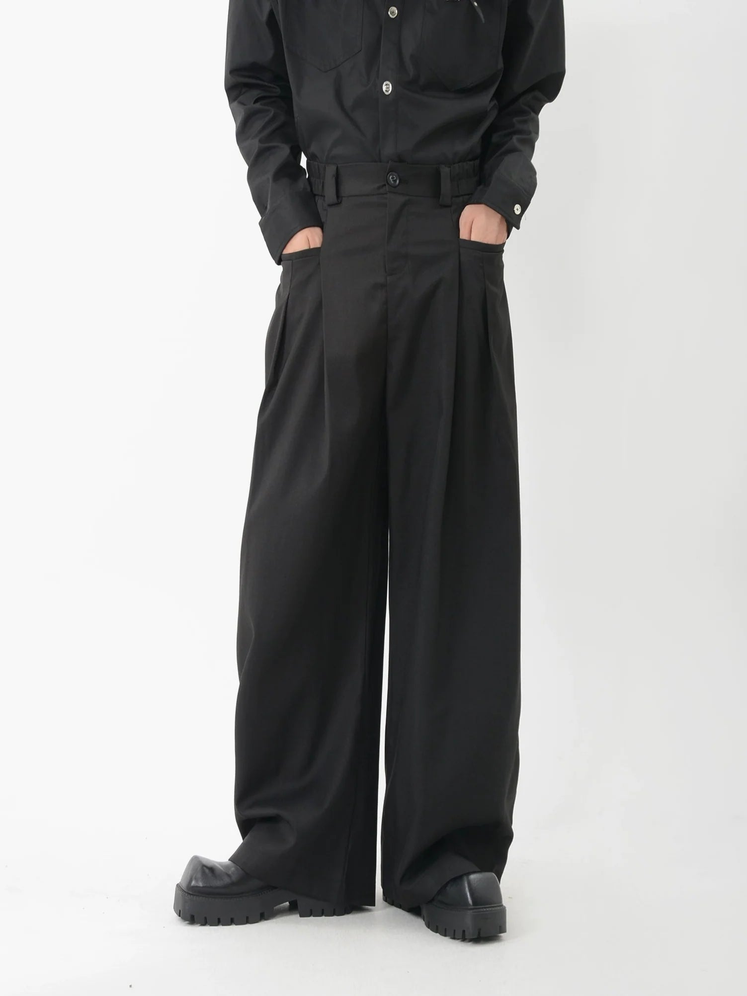 Wide-Leg Pleated Trousers with Fine Line Pocket Detail