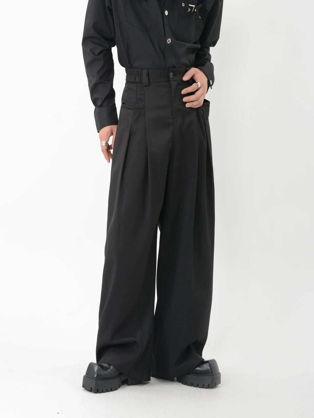 Wide-Leg Pleated Trousers with Fine Line Pocket Detail