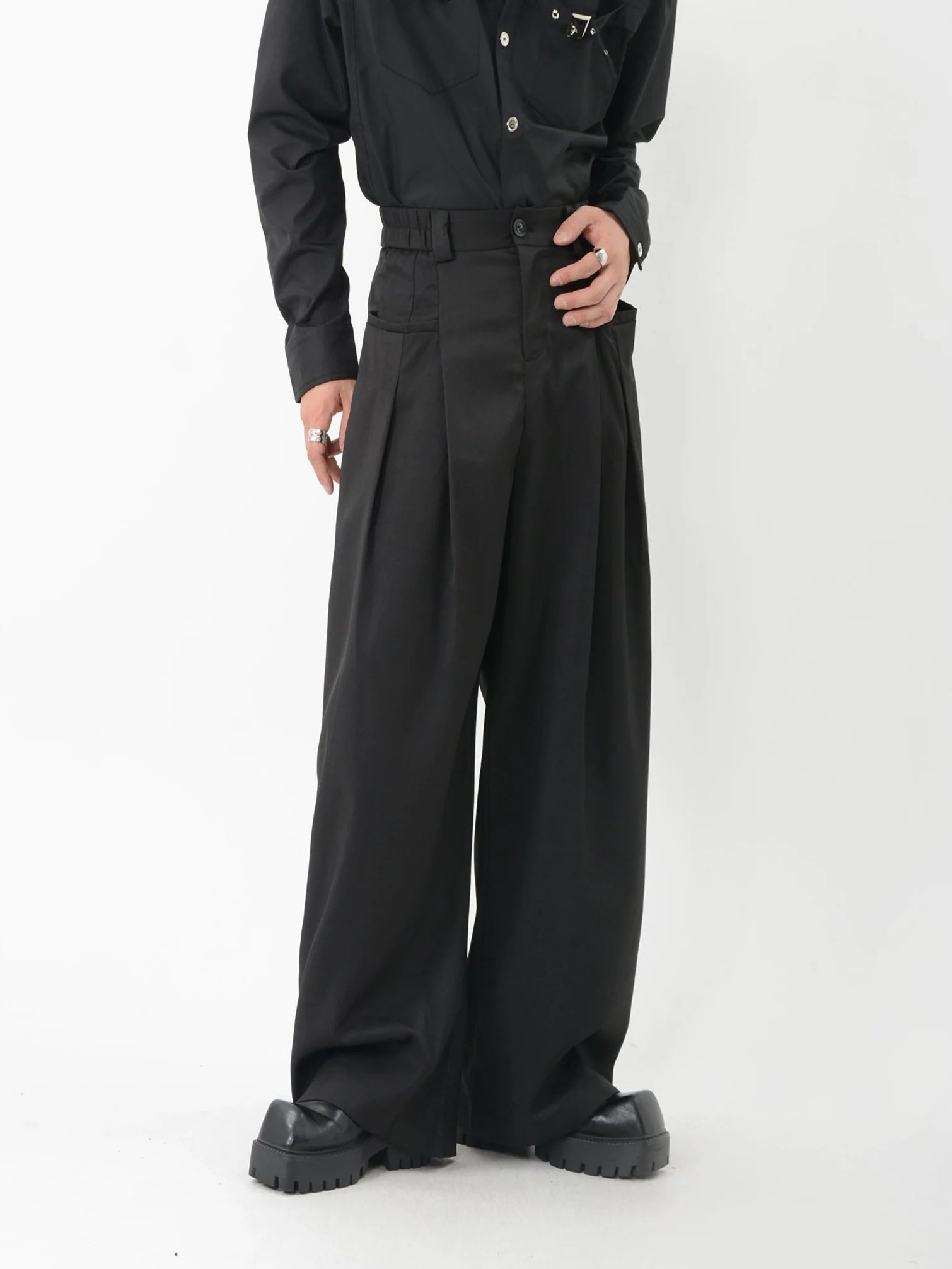 Wide-Leg Pleated Trousers with Fine Line Pocket Detail